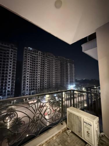 En balkon eller terrasse på The Grand Estate