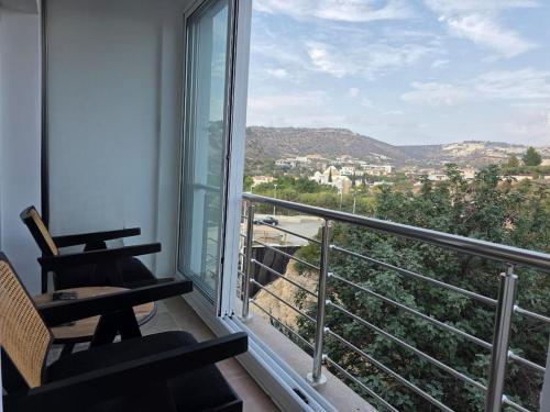 利马索尔White Arches Haven by Staycom的带桌椅的阳台，可欣赏美景