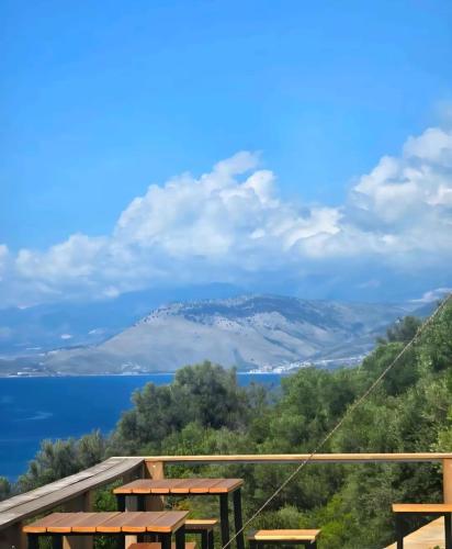 einen Blick auf den See von einem Berg aus in der Unterkunft Cimarte The Path Lukove in Lukova