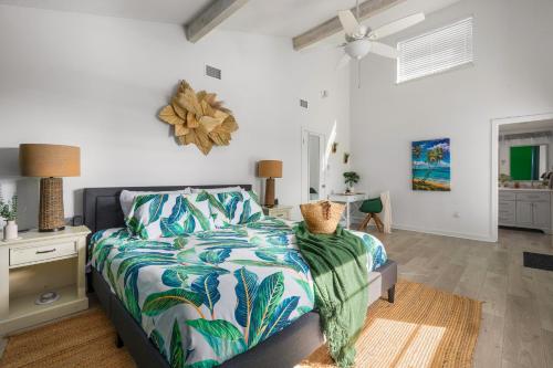 Ένα ή περισσότερα κρεβάτια σε δωμάτιο στο Hernando Hideaway:Heated Pool/Decks/Dock/Balcony/Yard w/ Firepit/Kayaks