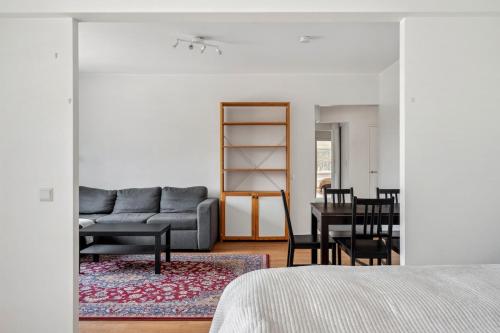 Et opholdsområde på Bright and spacious apartment