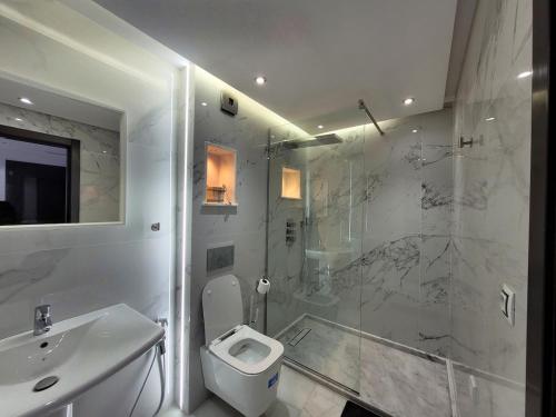 Phòng tắm tại Marina Bay Apartment - Beach & Swimming Pool