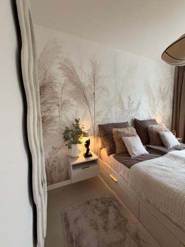 Ένα ή περισσότερα κρεβάτια σε δωμάτιο στο ZŁOTA PLAŻA BOSZKOWO APARTAMENT KASZMIROWY DE LUXE nr 15