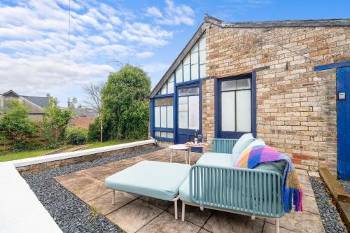 een patio met een bank en een tafel bij 92 High Street in Carnoustie