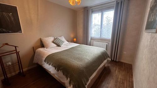 Un dormitorio pequeño con una cama y una ventana. en 3 bedroom house for 5 people, en Rochefort