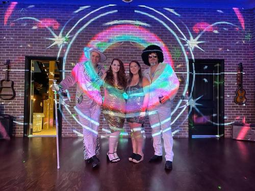 Gæster der bor på Renovated Church Hamilton! Evening Event Rental!