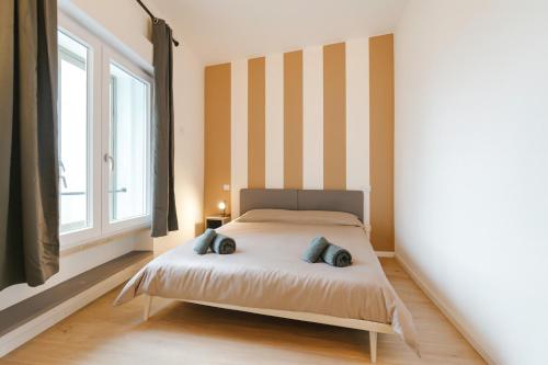 a bedroom with a bed with two pillows on it at Raffinata Stanza 5 con bagno privato zona Stazione in Padova