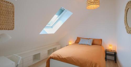 a small bedroom with a bed and a window at Le Perchoir du marché - Appartement pour 2 personnes in Saint-Nazaire