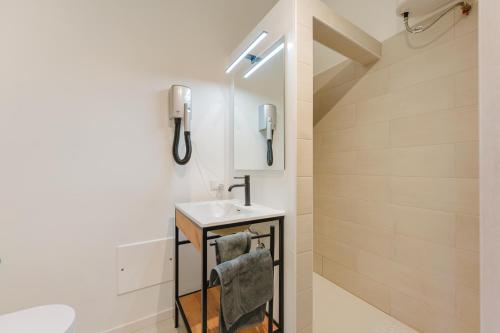 a bathroom with a sink and a toilet at Luminosa stanza 4 bagno privato vicino Stazione in Padova