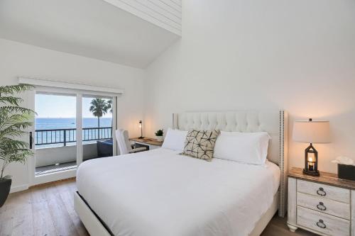 圣巴巴拉Beachfront Hideaway的卧室配有白色床,享有海景