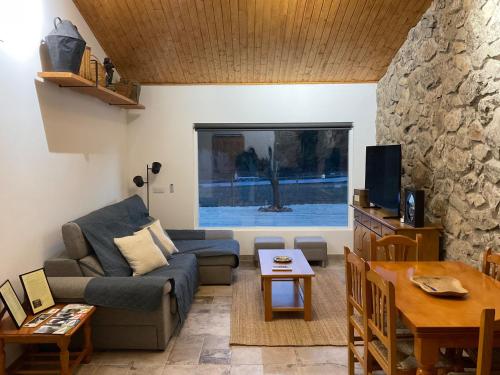 una sala de estar con un sofá y una mesa en Casa Rural Las Matillas, en Riópar
