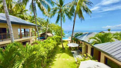 z powietrza widok na ośrodek z palmami w obiekcie Southseas Beach Resort and Dive Center w mieście Santander