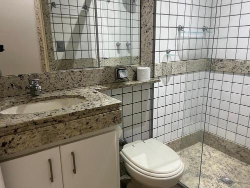 Beautiful apartment in Vila da Serra في نوفا ليما: حمام مزود بمرحاض ومغسلة ومرآة