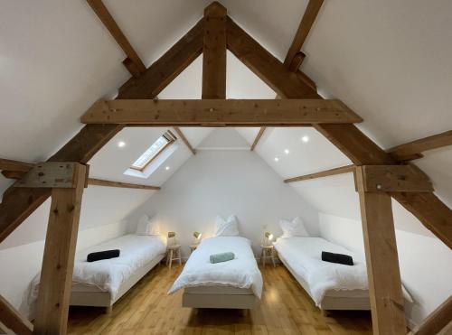 RospordenGrande maison 20 min plage, 14 personnes, 5 SDB, literie grand confort的阁楼间 - 带两张床