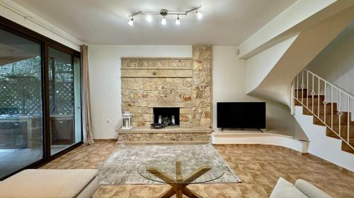 Μια τηλεόραση ή/και κέντρο ψυχαγωγίας στο Kriopigi Forest Residence by Granari Rentals