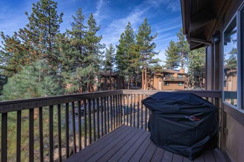 een zwarte tas die op een balkon ligt bij Spooner Summit For 6ppl in Tahoe Village