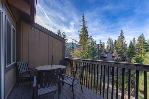 een veranda met 2 stoelen en een tafel op een balkon bij Spooner Summit For 6ppl in Tahoe Village