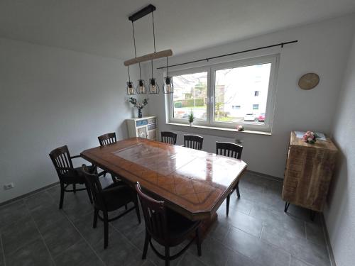 een eetkamer met een houten tafel en stoelen bij Nestwerk Solide L16-01 in Biberach an der Riß