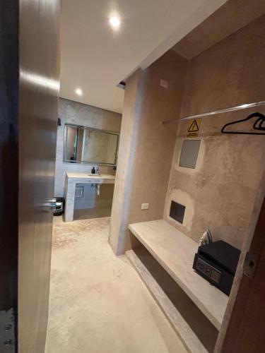 Blick auf einen Raum mit Küche und Flur in der Unterkunft Simple y Luxury in Progreso