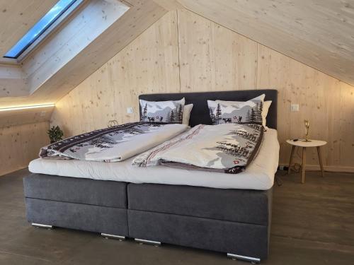 ein Schlafzimmer mit einem Bett auf einem Dachboden in der Unterkunft Tiny Barrhorn in Grächen