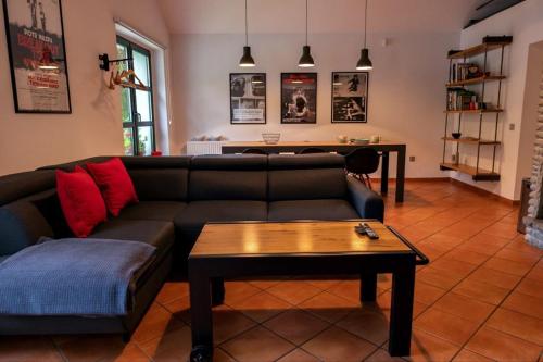 un soggiorno con un divano e un tavolo di Mały Domek w Górach Sowich a Pieszyce