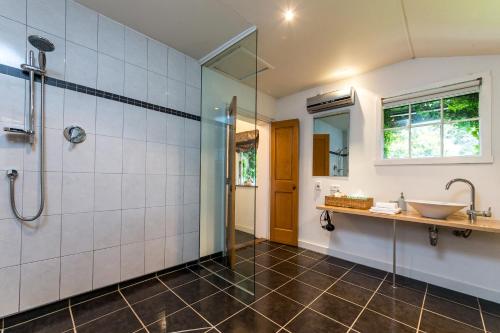 Ένα μπάνιο στο Woodside Bed and Breakfast