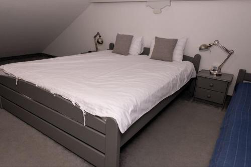 un grande letto in una camera da letto con due lampade di Mały Domek w Górach Sowich a Pieszyce