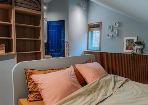 Un dormitorio con una cama y una pared azul. en Design Lodge - It Sluske New 2025, en Raerd