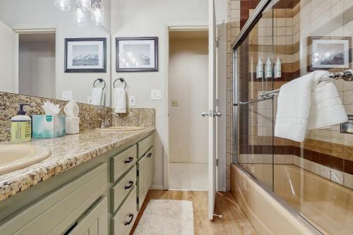 爱德华兹Vail Valley Condo的带水槽和淋浴的浴室