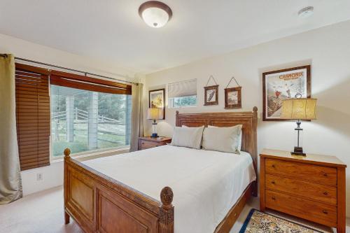 爱德华兹Vail Valley Condo的一间卧室，配有一张大床和一扇窗户。