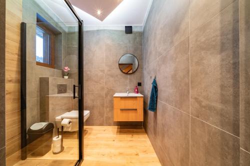 een badkamer met een douche en een wastafel bij Burnosówka in Nowy Targ