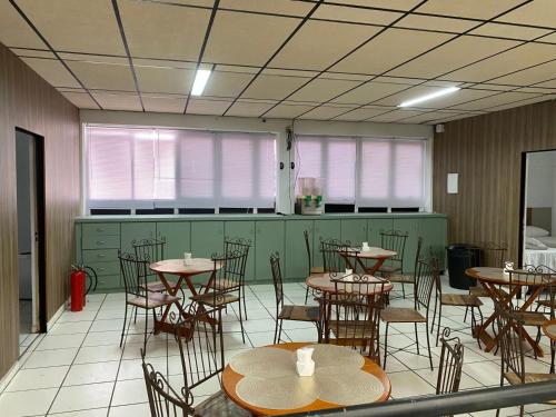 a dining room with tables and chairs in it at Hotel Shx Goiânia in Goiânia