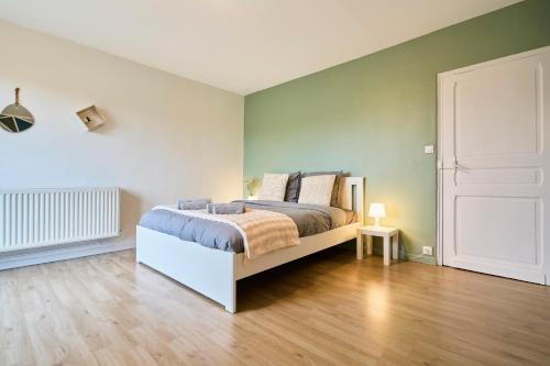 Ένα ή περισσότερα κρεβάτια σε δωμάτιο στο Le Cosy Carvinois - Premium - Wifi - Close to Lille