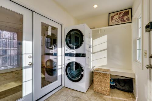 Ένα μπάνιο στο 7 Mi to The Walkway Hudson Valley Adventure Base