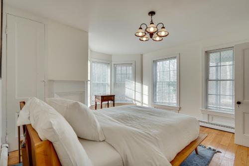 Ένα ή περισσότερα κρεβάτια σε δωμάτιο στο 7 Mi to The Walkway Hudson Valley Adventure Base