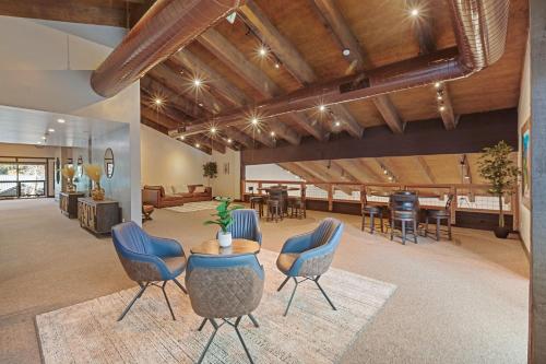 een lobby met stoelen en een tafel en een woonkamer bij Yosemite Lakes Bunkhouse Cabin 27 in Harden Flat