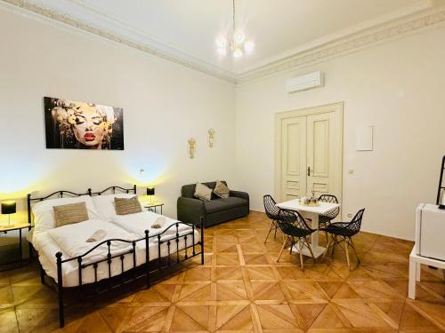 Ένα ή περισσότερα κρεβάτια σε δωμάτιο στο Zitna Downtown Residence