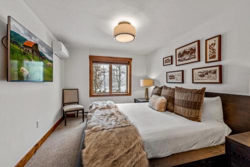 En eller flere senge i et værelse på Bear Claw 312 - Ski-in Ski-out Condo!