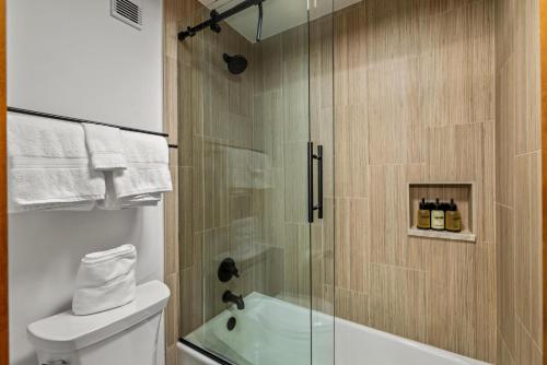 Et badeværelse på Bear Claw 312 - Ski-in Ski-out Condo!