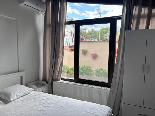 Кровать или кровати в номере Family Home In Nea Kallikratia