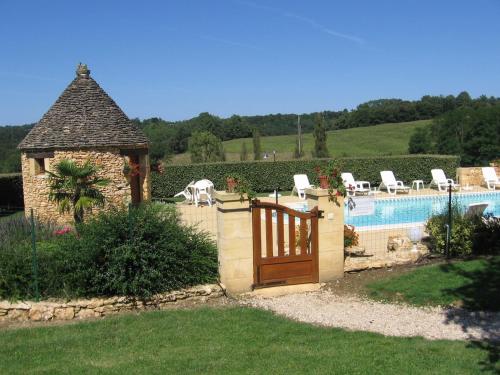 Swimmingpoolen hos eller tæt på Grange des Endrevies