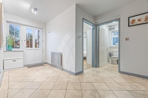 Et badeværelse på Family-Friendly 4-Bed Bricket Wood Hideaway, sleeps 8