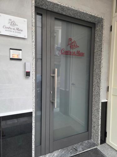 een glazen deur van een gebouw met een bord erop bij Centro & Mare 2 Essential - Rooms - Garage in Termoli