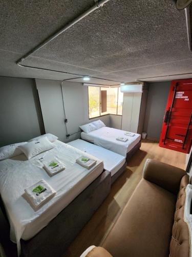 Un pat sau paturi într-o cameră la Eureka Living