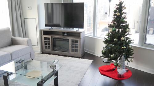 Μια τηλεόραση ή/και κέντρο ψυχαγωγίας στο Pantages Skyline Suite in Toronto Centre - Free Parking