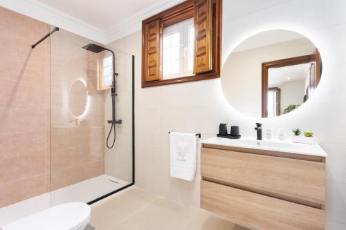 Un baño con ducha, inodoro y lavabo. en Zafiro Piscina Climatizada Jacuzzi Barbacoa Vistas al mar, en La Orotava