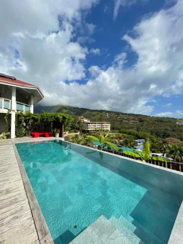 een zwembad met uitzicht op de bergen bij Villa ATA ITI in Punaauia