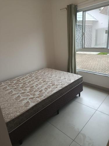 En eller flere senge i et værelse på Casa recém inaugurada, em condomínio, a 750 m do mar