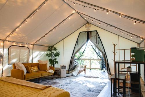 Χώρος καθιστικού στο The Meadowlark's Nest - Glamping Tent with AC