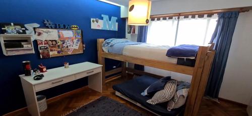 una piccola camera con letto a castello e scrivania di Alquileres Corrientes a Mar del Plata